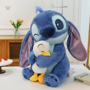 Peluche Stitch bleu doux câlinant un ami