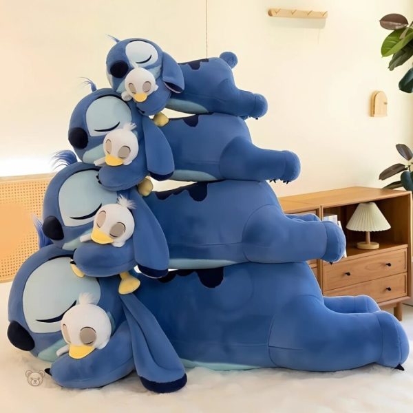 peluche-stitch-douce-allongee-avec-canard-calin-1 Peluche Stitch allongée douce avec canard câlin