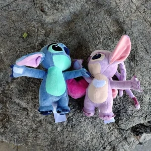 Stitch et Angel s'enlaçant tendrement