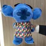 Doudou Stitch aux motifs floraux exotiques