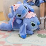 Stitch gourmand en peluche avec un décor sucré