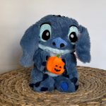 Stitch en peluche pour Halloween avec citrouille souriante