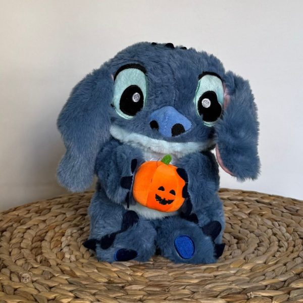 Stitch en peluche pour Halloween avec citrouille souriante