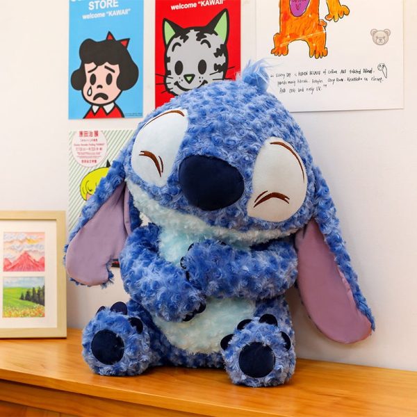 peluche-stitch-moelleuse-bleu-sourire-endormi-douce-1 Peluche Stitch moelleuse bleu avec un sourire endormi