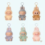 Peluche Labubu assise en velours doux