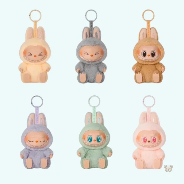 peluche-style-labubu-assise-velours-doux-1 Peluche Labubu assise en velours doux