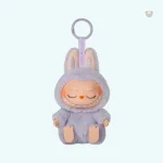 Peluche Labubu, assise et prête à jouer