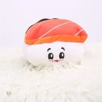 Sushi en peluche doux, parfait pour un décor apaisant