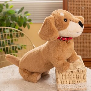 Peluche teckel coloré avec collier rouge