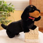 Peluche teckel aux couleurs vives et collier rouge