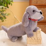 Doudou chien teckel coloré, accessoire rouge distinctif