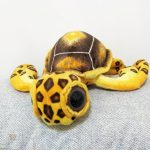 Peluche tortue aux grands yeux, idéale pour les câlins