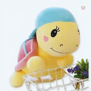 Peluche tortue violette douce avec casquette colorée