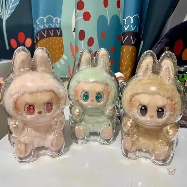 Labubu assis, peluche à l'intérieur d'une boîte