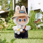 Peluche jardinier Labubu blanche en tissu doux
