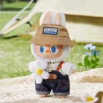 Peluche Labubu blanc, style jardinier en salopette