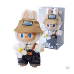 Labubu blanc en salopette, compagnon de jeu tendre