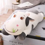Vache en peluche colorée dans un champ d'herbe