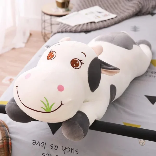 Vache en peluche colorée dans un champ d'herbe