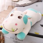 Peluche vache joyeuse en train de manger de l'herbe
