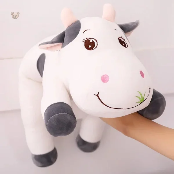 Vache peluche aux couleurs éclatantes, brouteuse d'herbe