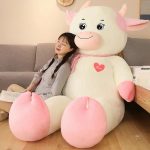 Vache en peluche câline, idéale pour les câlins et le jeu