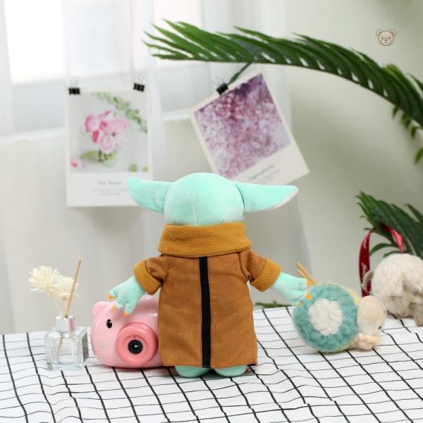 Peluche Baby Yoda vêtue d'une robe adorable et douce