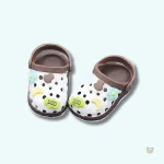 Peluche Labubu avec chaussons crocs amusants