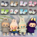 Peluche Labubu chaussée de sabots colorés