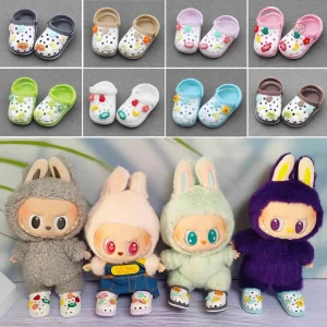 Peluche Labubu chaussée de sabots colorés