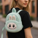 Sac à dos en peluche Labubu, un choix ludique et pratique