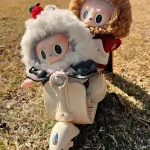 Peluche Labubu avec scooter coloré