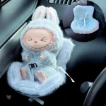 Peluche Labubu pour siège auto avec harnais intégré